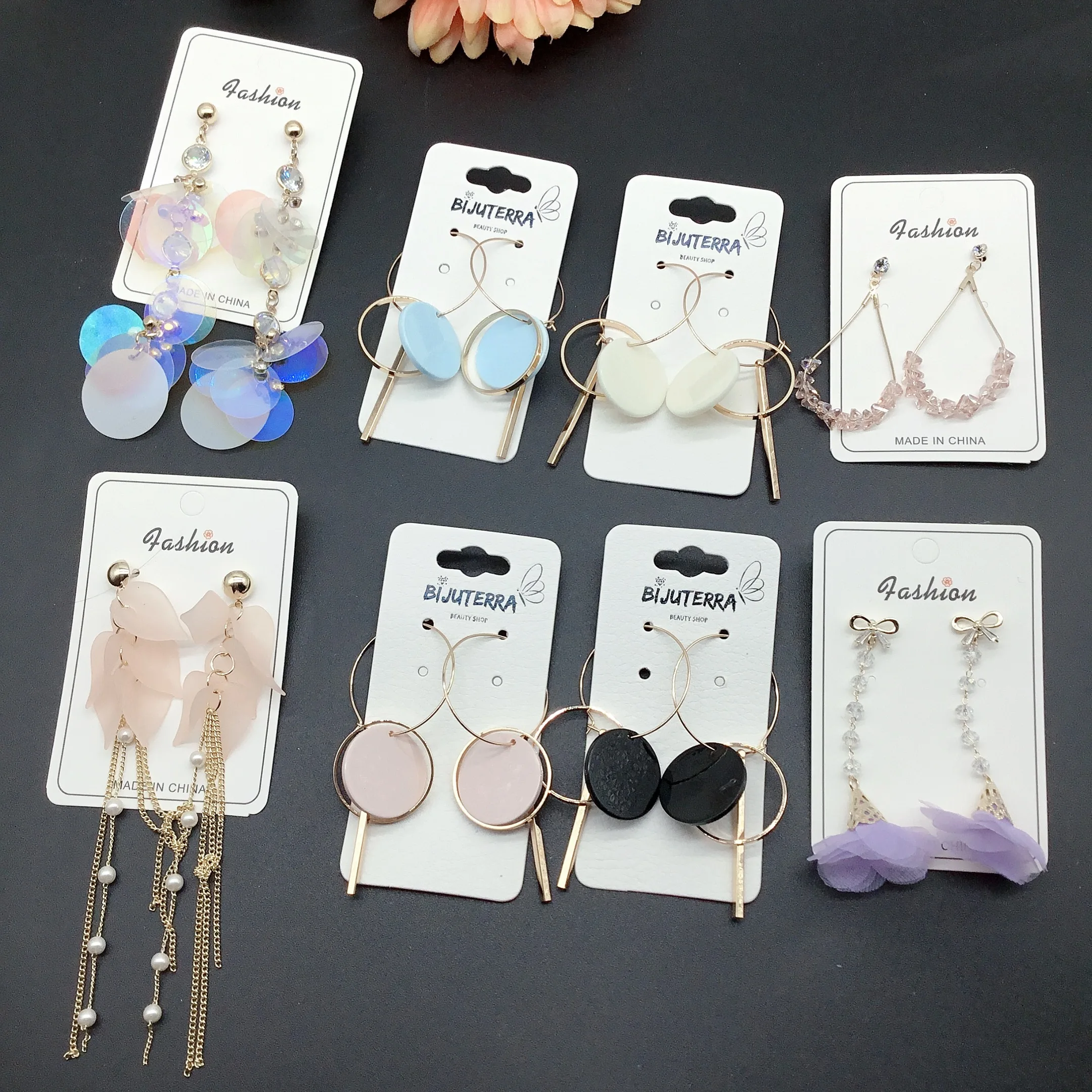 Женские плетеные серьги из ротанга круглые свисающие с бриллиантами и зеленым