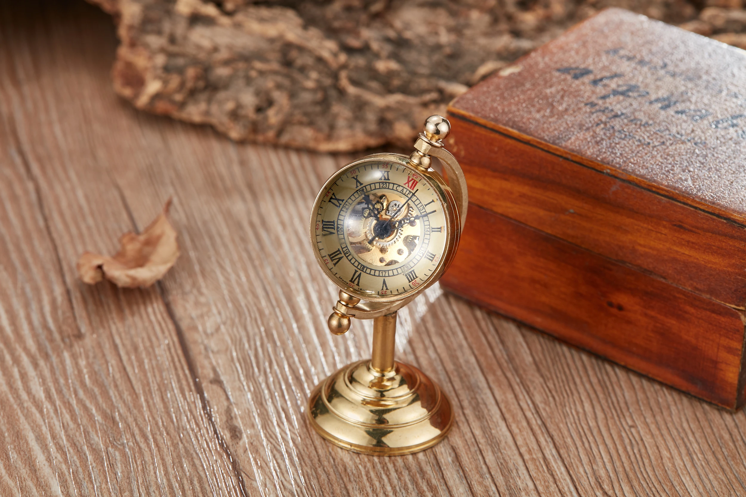 Retro Special Design Copper Spinning Globe Mechanical Pocket Watch Hand Winding Movement Gold Desk Luxury Pocket Watch Gift