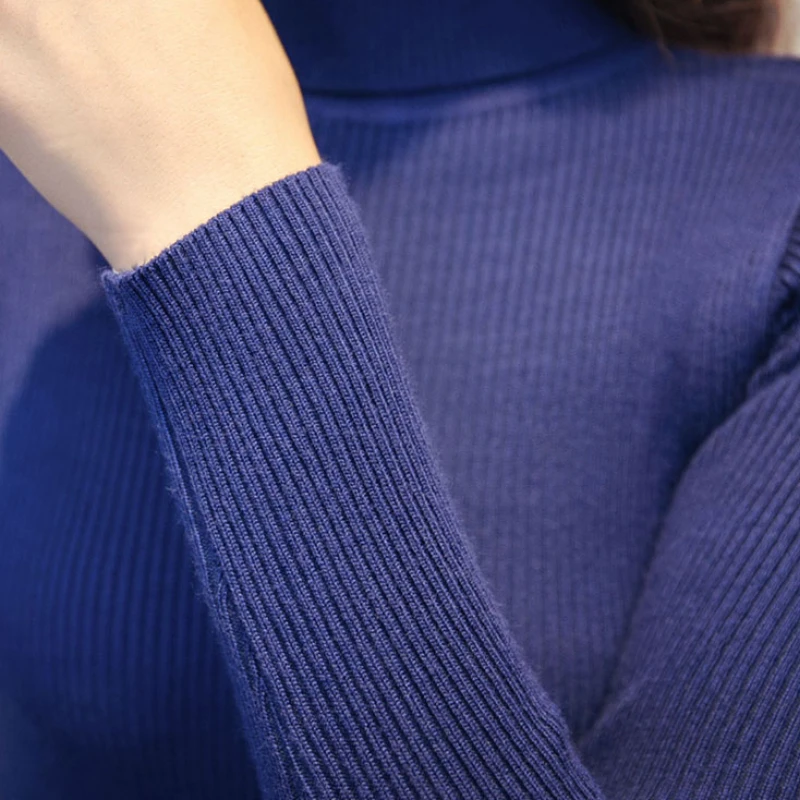 Женское трикотажное платье-свитер с высоким воротником и длинным рукавом -