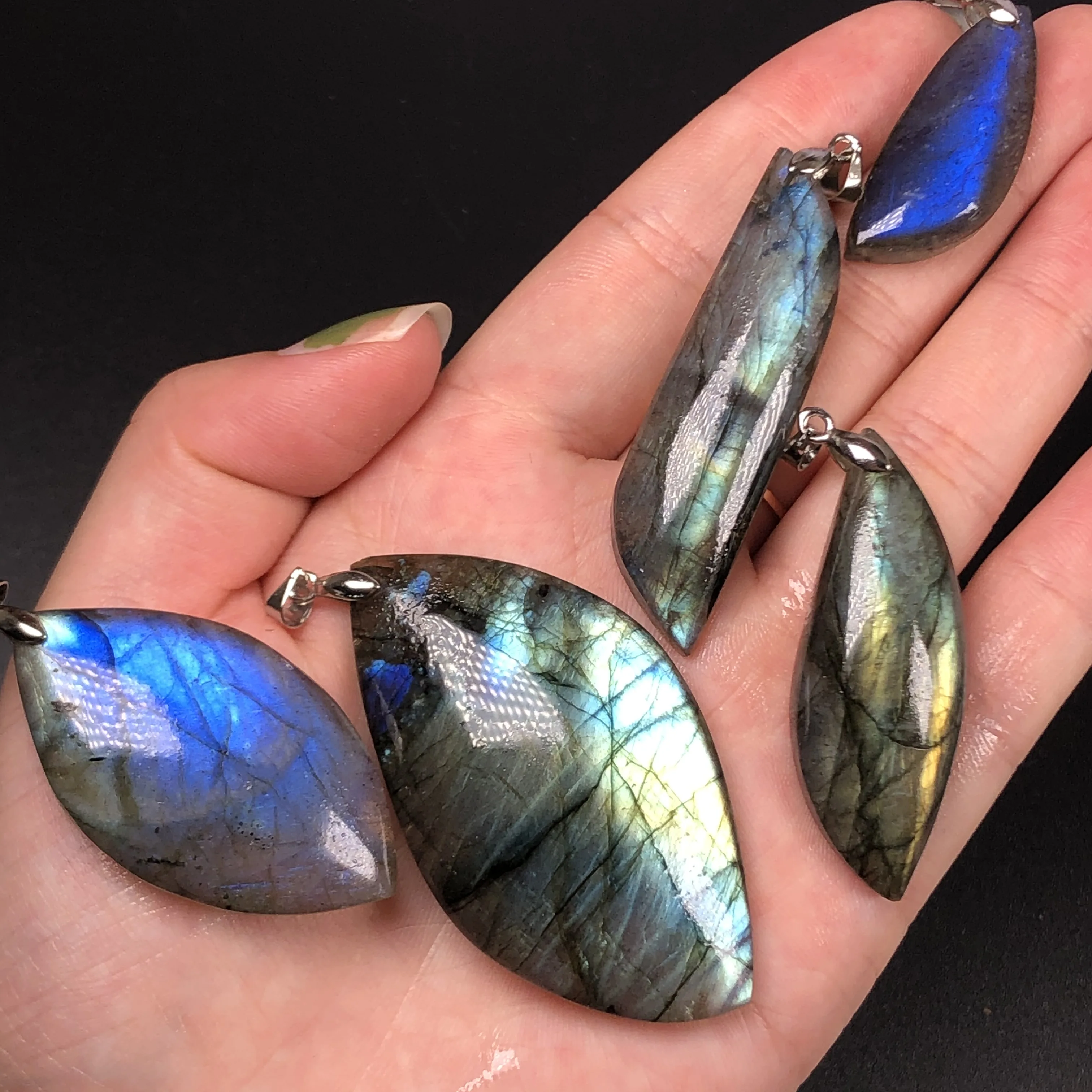 

Natural Labrador minerals Moonstone Pendant Crystal Necklace Spectrolite Pendant Reiki Healing Quartz Collection Home Decoration