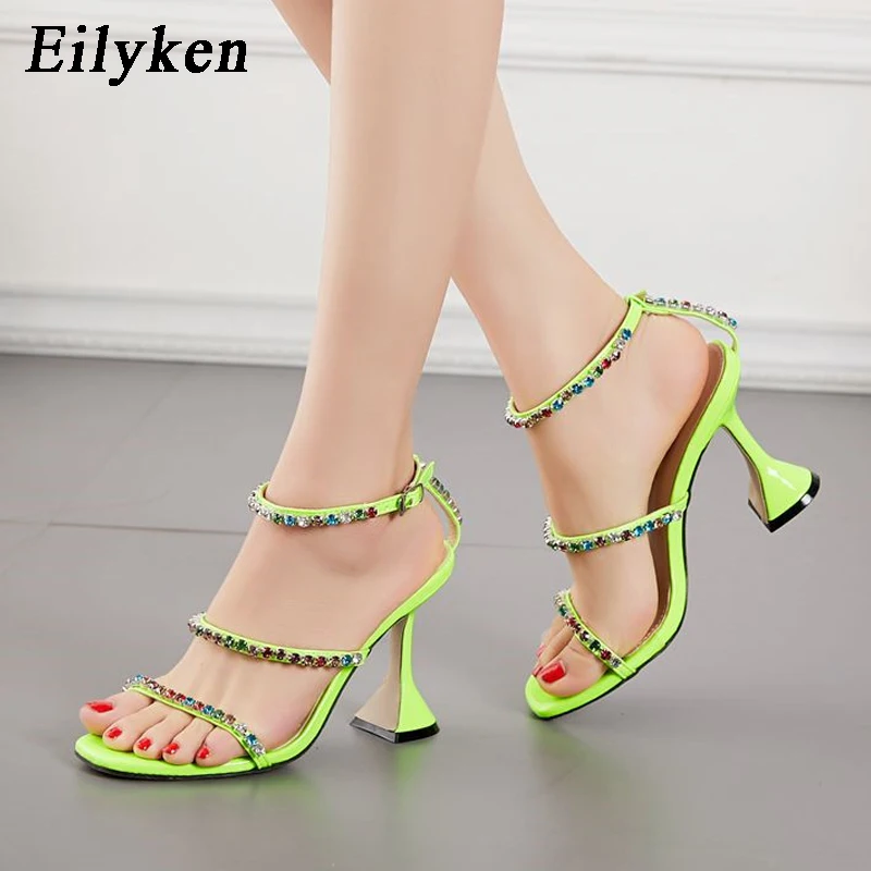 Босоножки женские летние с квадратным носком странным каблуком и ремешком на