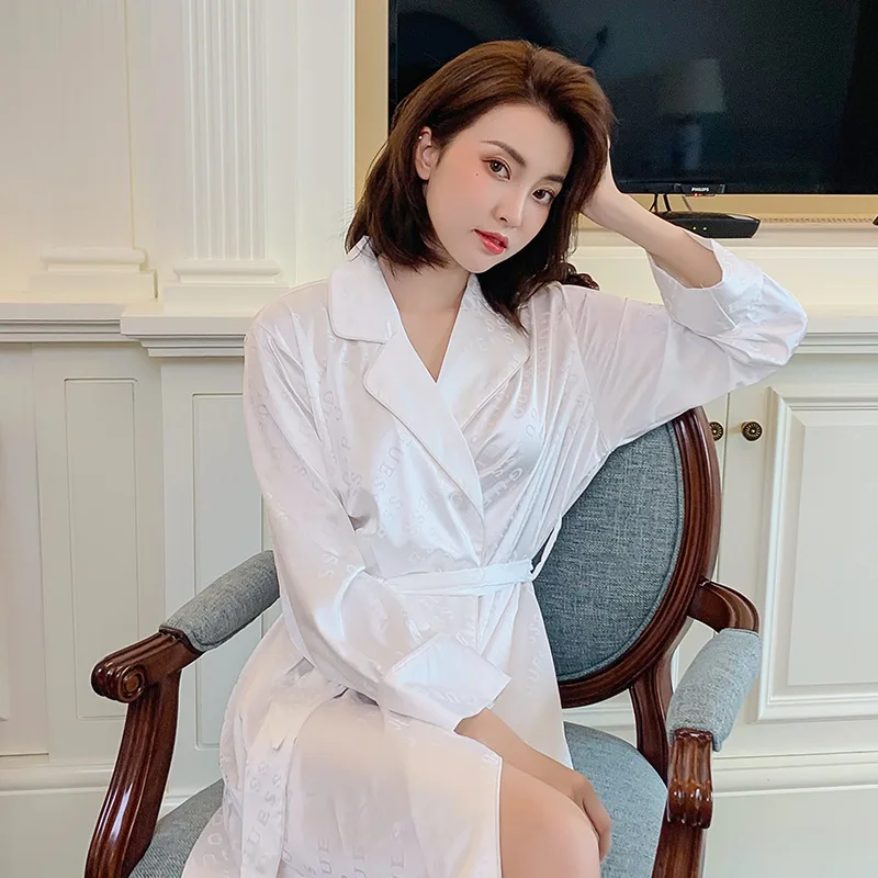 халат сонник. халат видеть во сне. фотосессия фань бинбин на белой кровати. шелковое кимоно мужское. мерит платье вешалка с платьями.