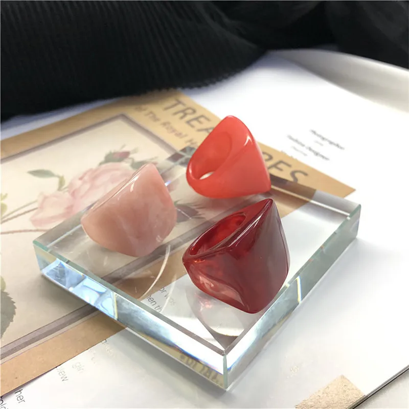 Темпераментное кольцо геометрические квадраты с зернистой смолой красная