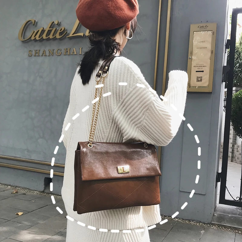 Сумка-конверт женская винтажная кожаная модный саквояж на плечо с цепочкой