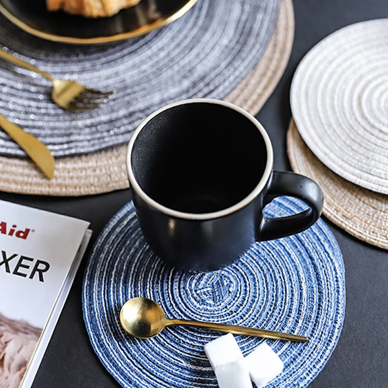 Скандинавские круглые противоскользящие подставки для напитков изолированные