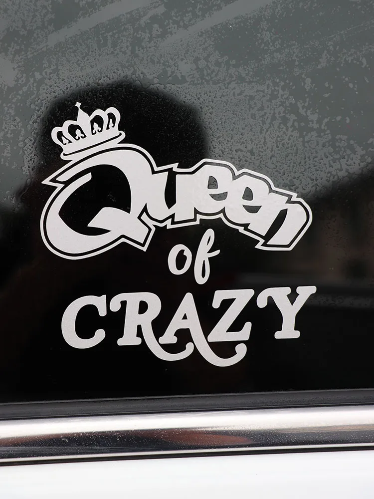 Смешные виниловые мотоциклетные наклейки ZTTZDY 12 см * 11 5 Queen Of Crazy черные и