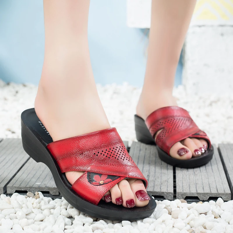 Тапки из натуральной кожи на танкетке для женщин среднего возраста женские