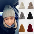 Новая Теплая вязаная женская шапка с помпоном из искусственного меха, однотонная Повседневная шапка, зимняя женская Повседневная Лыжная вязаная шапка для девушек