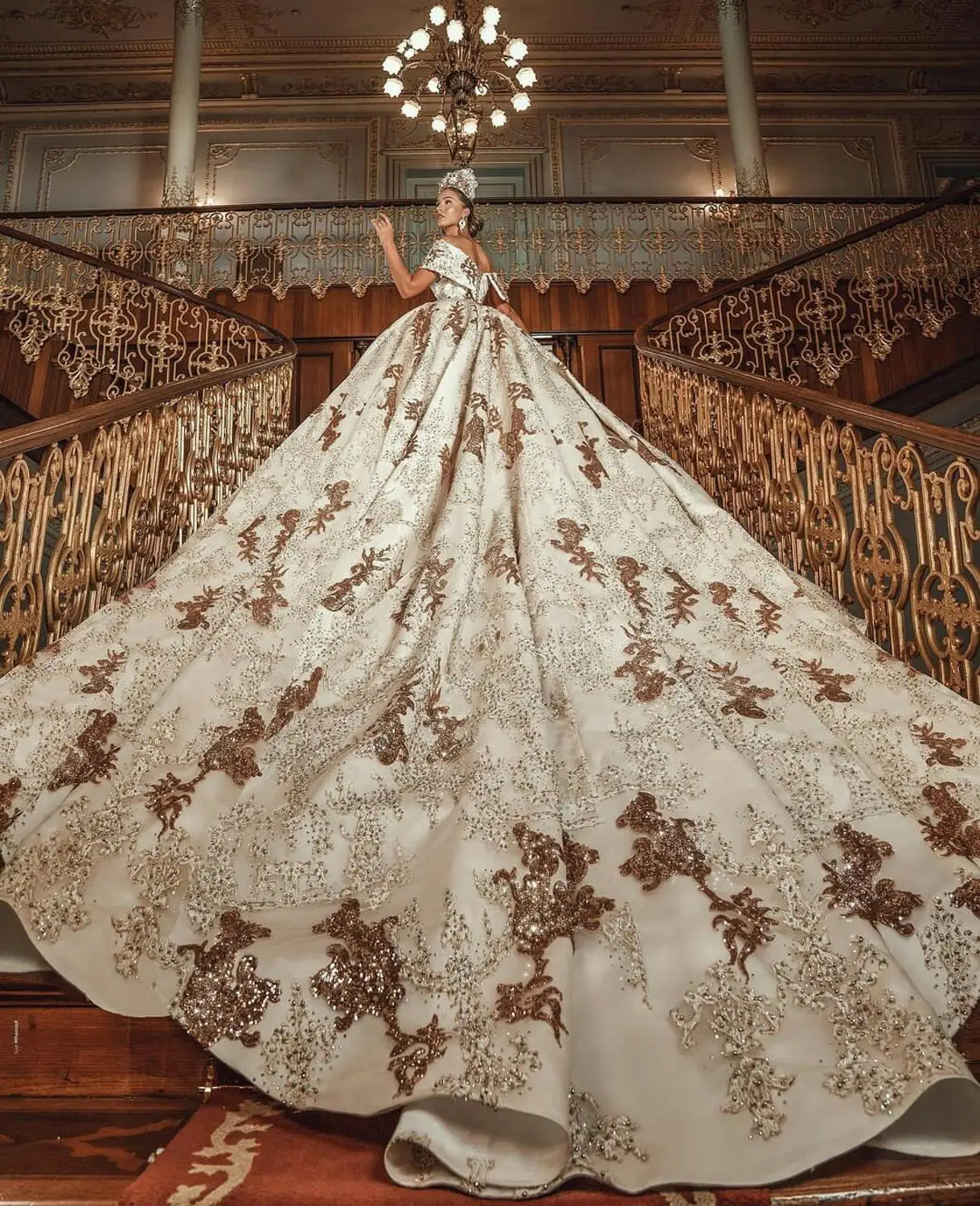 Женское свадебное платье со шлейфом It's yiiya белое кружевное с открытыми плечами