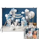 Фон для фотосъемки мальчиков на 1-й день рождения с изображением торта и голубых воздушных шаров с изображением белых облаков