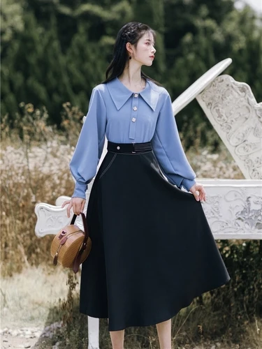 Женский костюм двойка с рукавами фонариками синяя блузка круглым воротником и