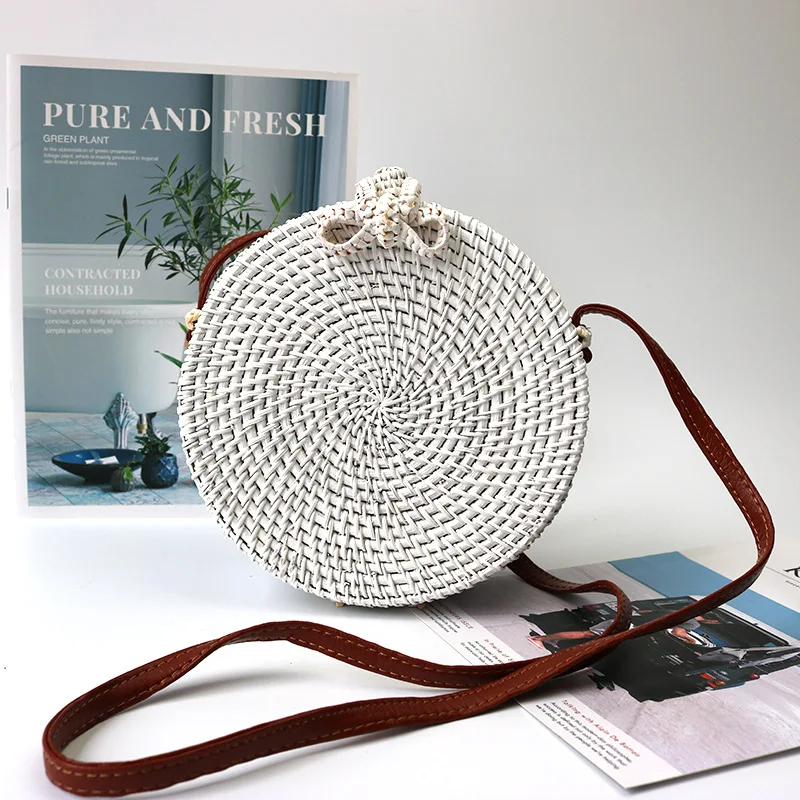 Женская круглая соломенная сумка летняя разноцветная плетеная пляжная из