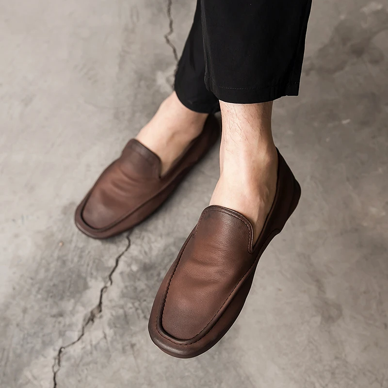 

Hot men's shoes loafers men's lazy soft leather peas shoes retro distressed British all-match leather driving shoes