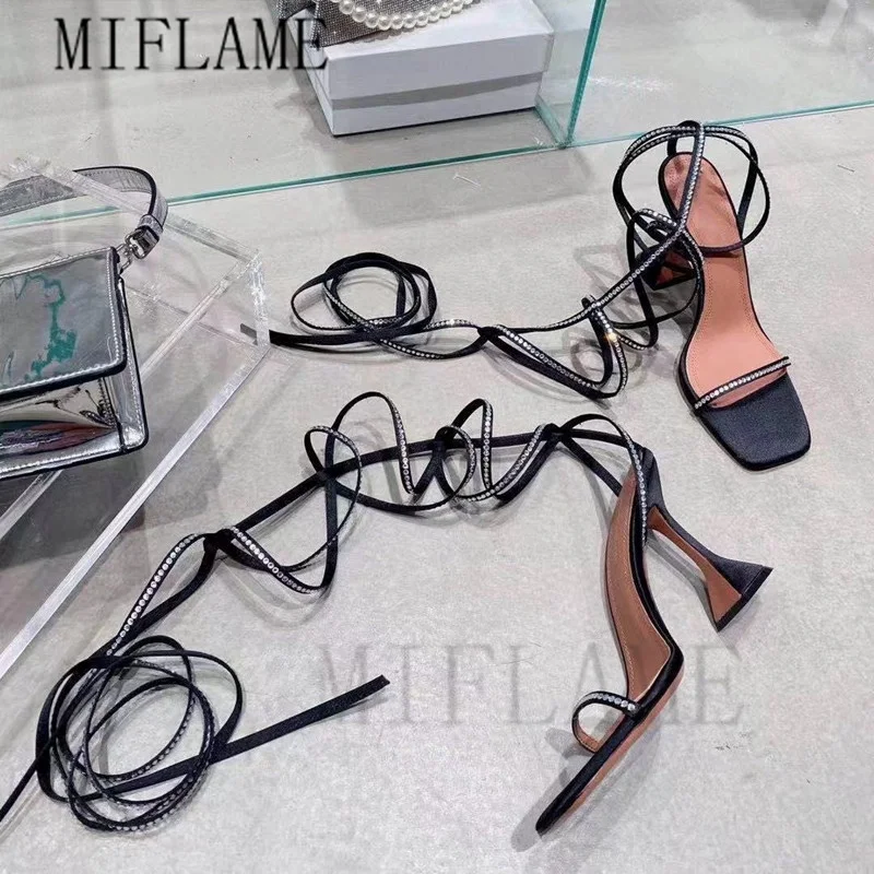 spesifikasi Sandal Modis Untuk Wanita Musim Panas 2021 Sandal Desainer Perban Berlian Imitasi Tinggi Mide Sandal Gladiator Renda Peri Pesta Kasual