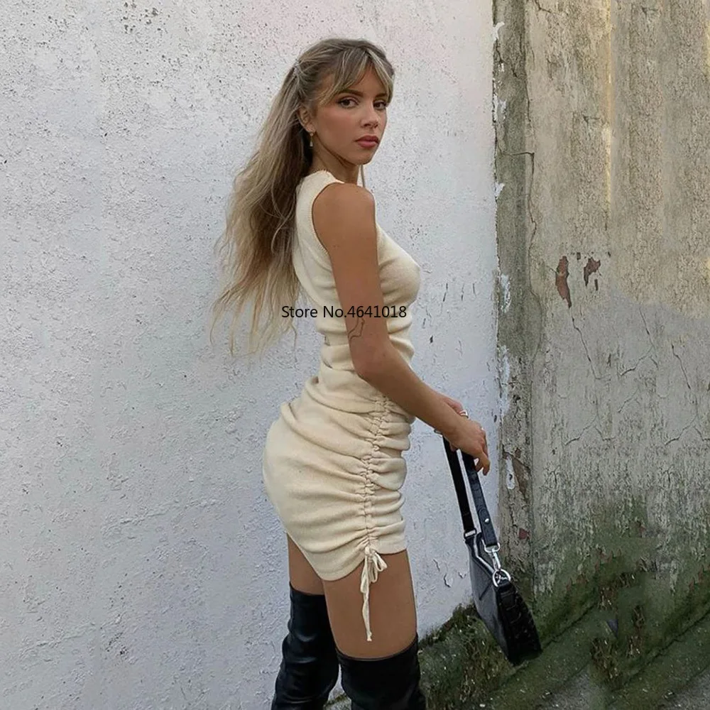 Женское облегающее платье без рукавов однотонное повседневное для отпуска