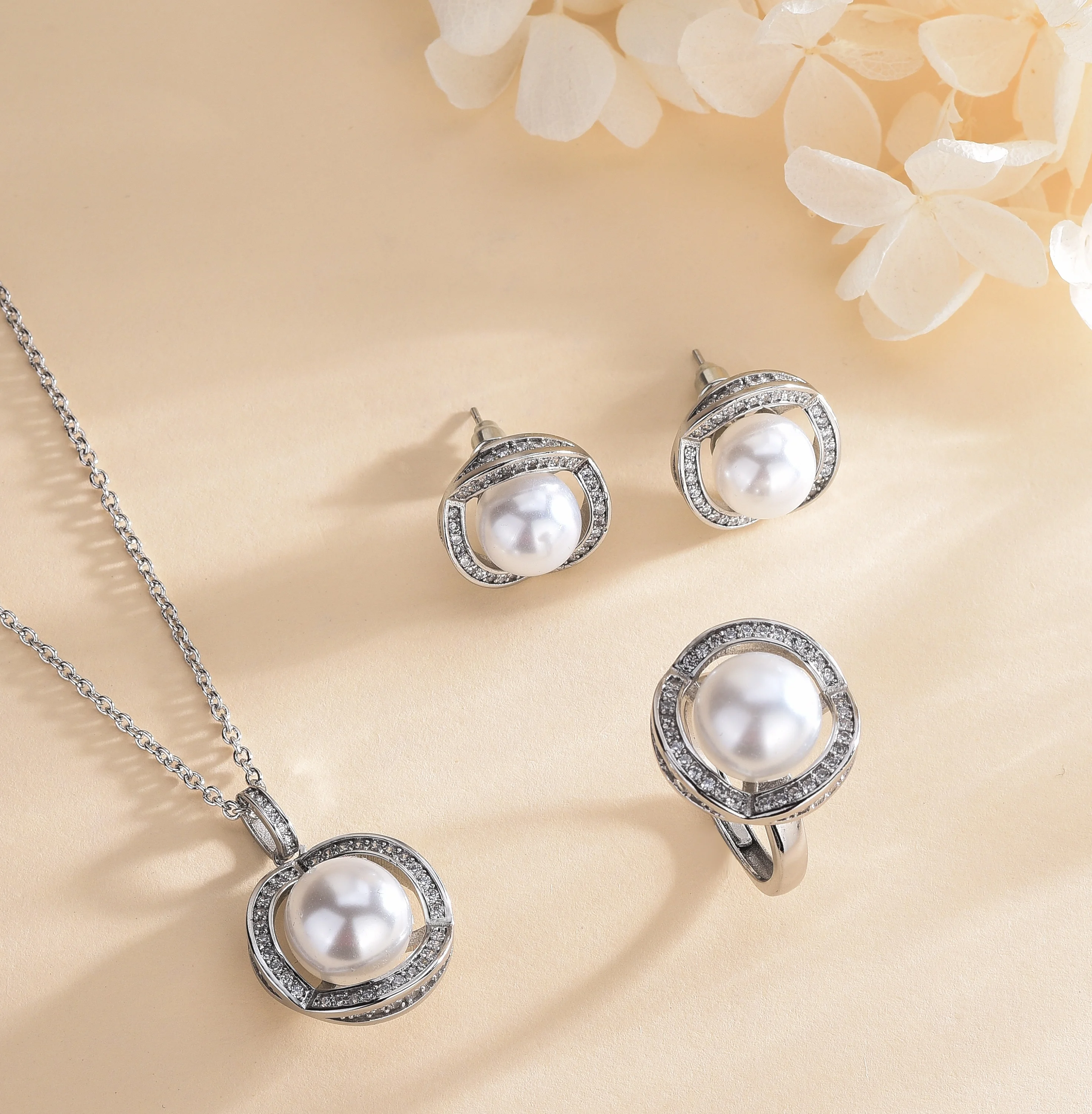

European and American Spring Fashion Plating with Pearl Necklace, Earrings, Earrings, Three Sets of Women's Accessories Gifts