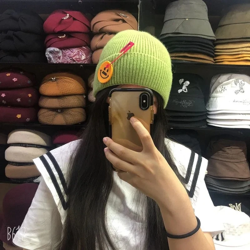 

шапка Kpop Hat Big Pin Smiley Face Melon Leather Hat Personality Hip-hop Cold Hat Trendy Men and Women Warm Knitted Hat Unisex