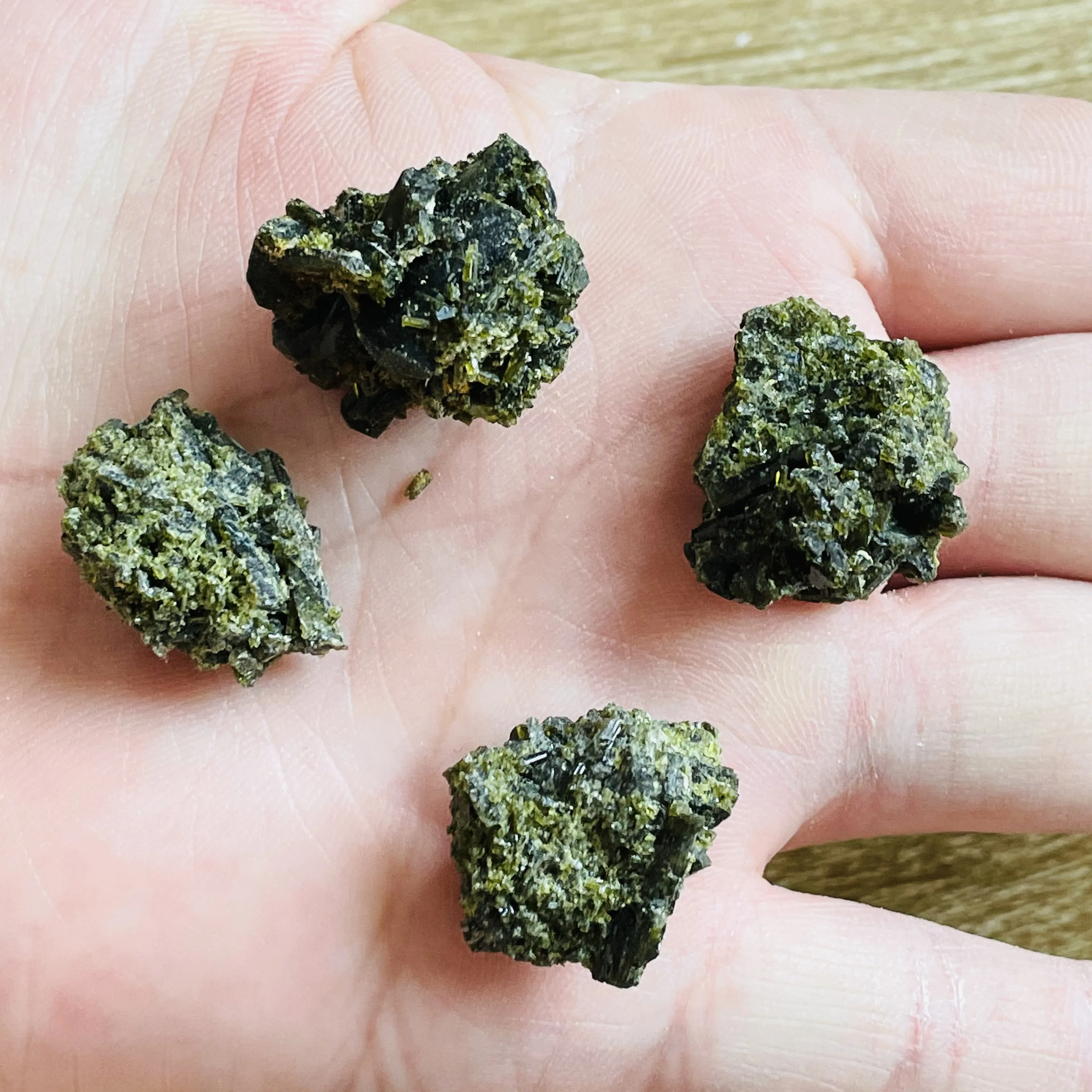 Натуральный зеленый турмалин кристаллический грубый камень кластерный образец