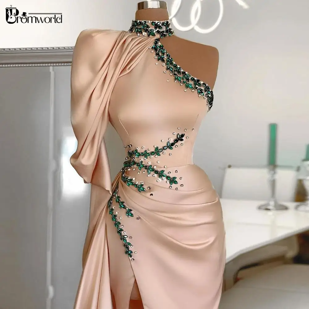 Женское вечернее платье русалка длинное цвета шампанского с высоким воротником