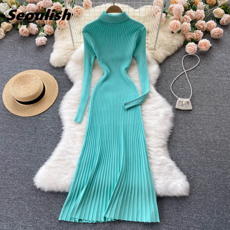 

Женское трикотажное длинное платье-трапеция с высоким воротником и высокой талией