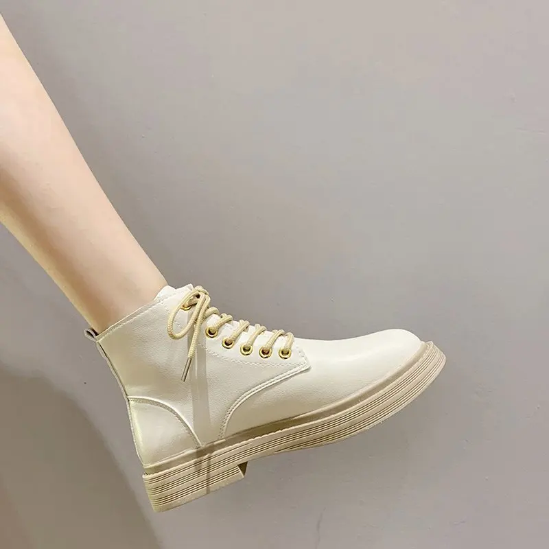 

Женские белые ботильоны мягкие, из кожаного спилка, мотоциклетные ботинки, женская осенне-зимняя обувь, женские мотоциклетные ботинки в сти...