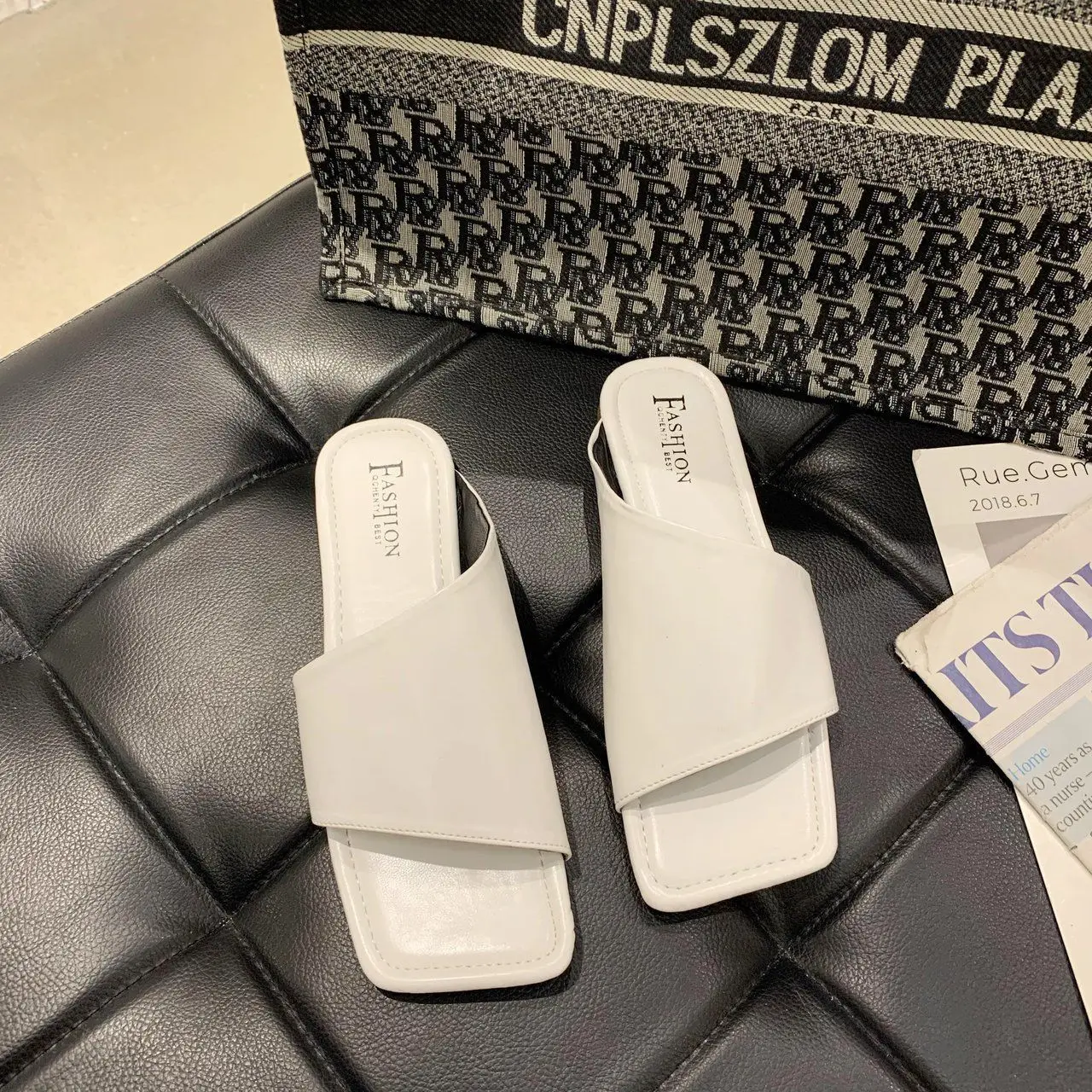 

2021 Summer New Women's Flat-bottomed Women's Acrylic Diamond Flat-heeled Beach Shoes with Sandals for Women