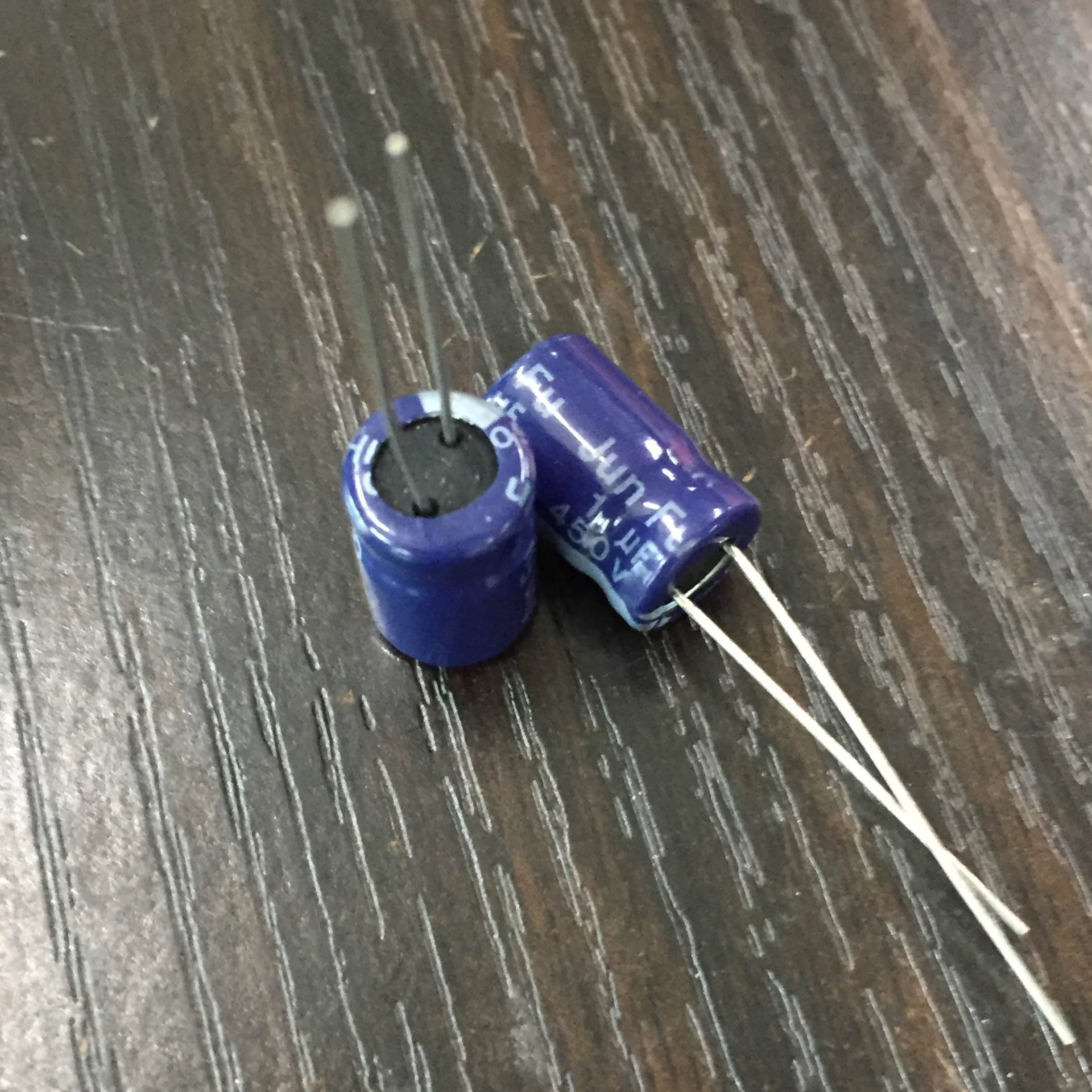 30 шт 1 мкФ 450V 8x12 5mm Хорошее качество 450V1uF алюминиевый электролитический
