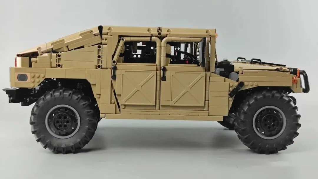 Набор строительных блоков модель HUMVEE H1 серии High-Tech Ideas классический военный
