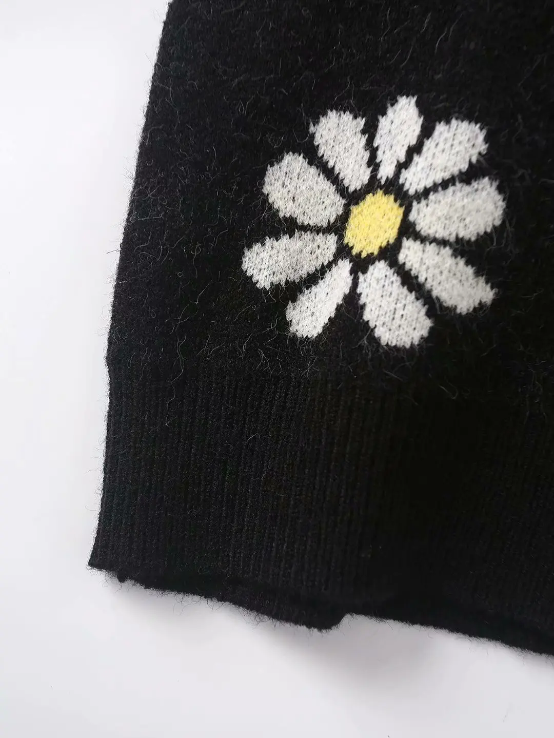 

2020 New Fashion Brand Women Sweater Computer Knitted Thin V-neck Casual Print Full Polyester Leonyeetive Regular