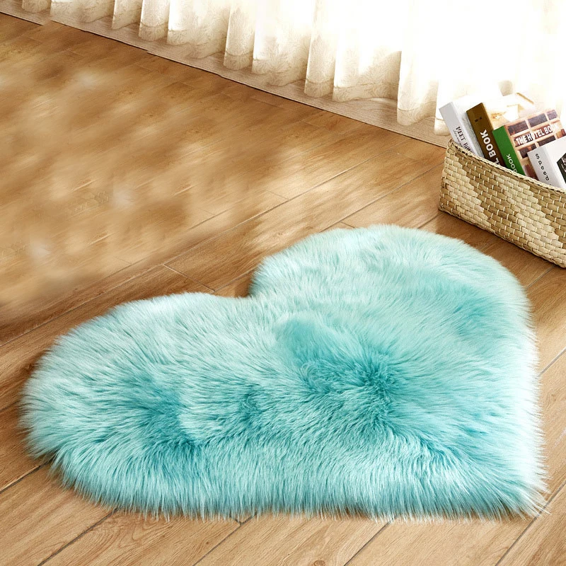 Длинные волосатые ковер синего белого розового цвета лохматый в форме сердца