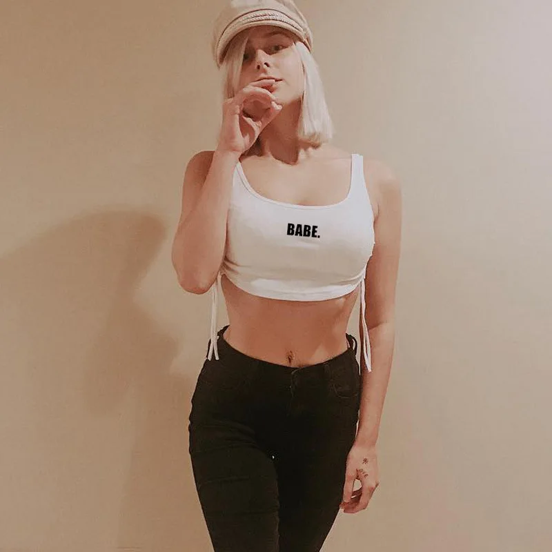 Сексуальный белый укороченный топ BOOFEENAA с буквенным принтом плиссированная