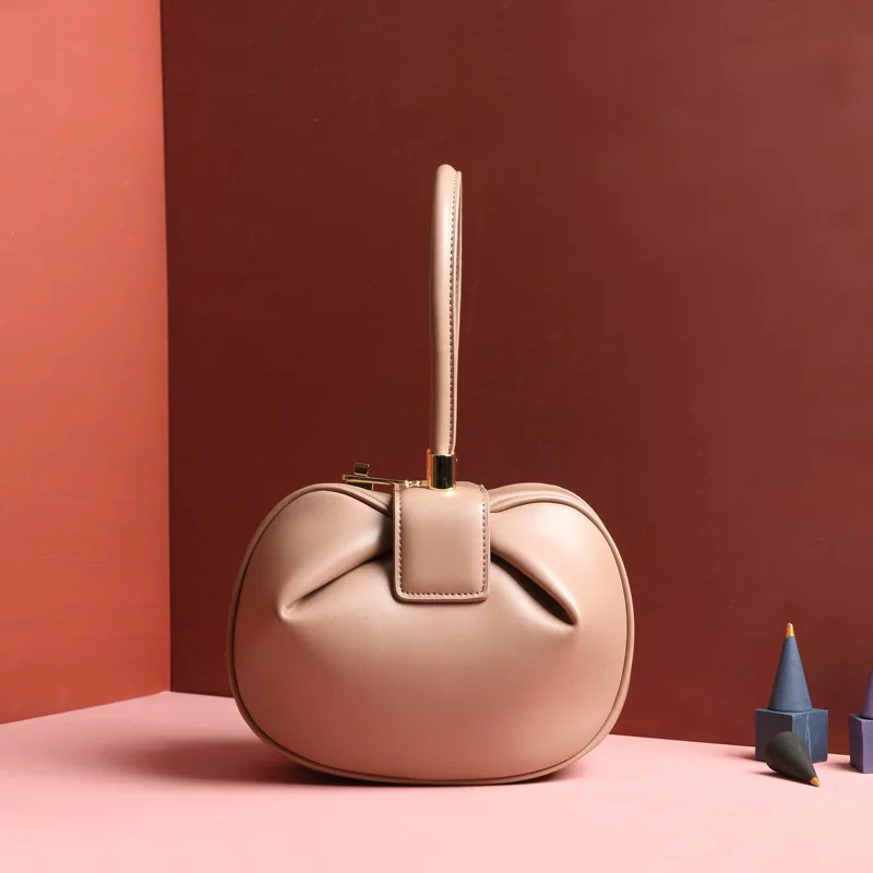 

2021 European and American fashion retro leather niche design high quality wonton handbag women