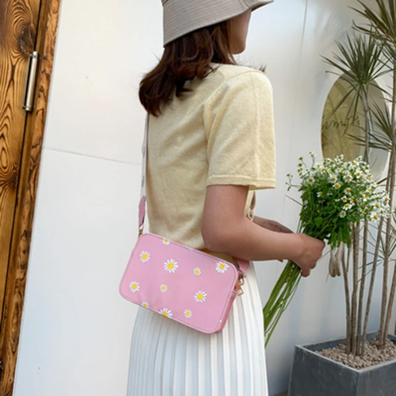 

Small Daisy Women Shoulder Bag Popular Chain Handbag 2021 Summer PU Small Square Shoulder Messenger Bag