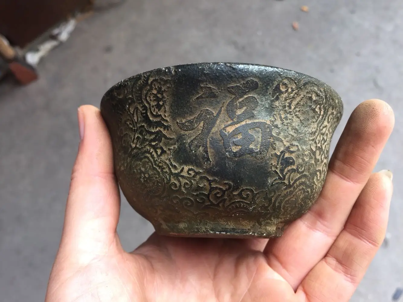

China's old jade bowl Embossed Jade bowl carved in ancient writing