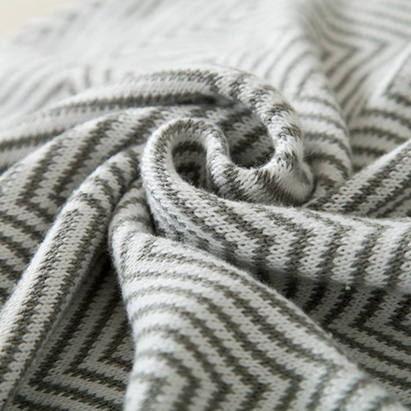 Трикотажное текстурное одеяло Queen Wave в полоску коричневое серое с бахромой