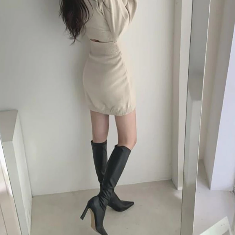 Женское трикотажное платье-свитер с открытой спиной черное/абрикосовое