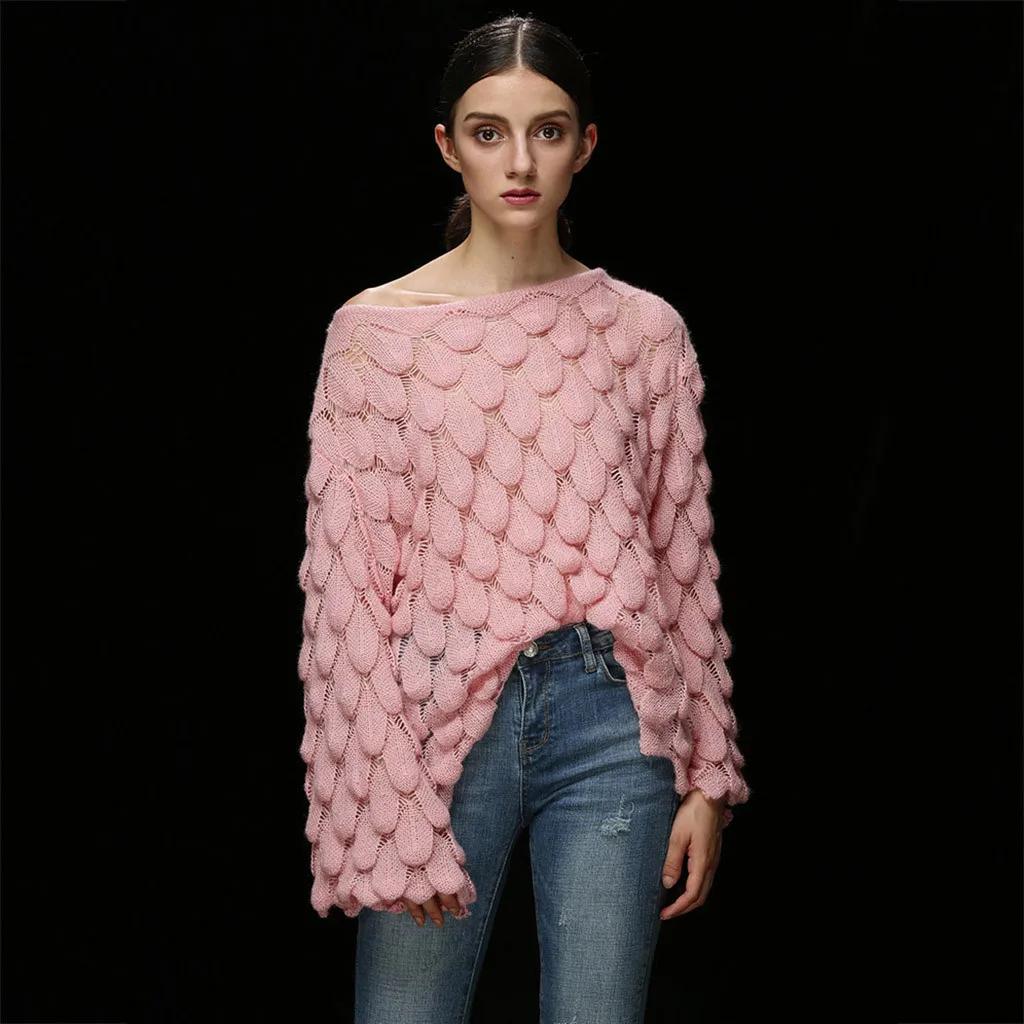 Женский трикотажный свитер с воротником-лодочкой длинным рукавом и открытыми