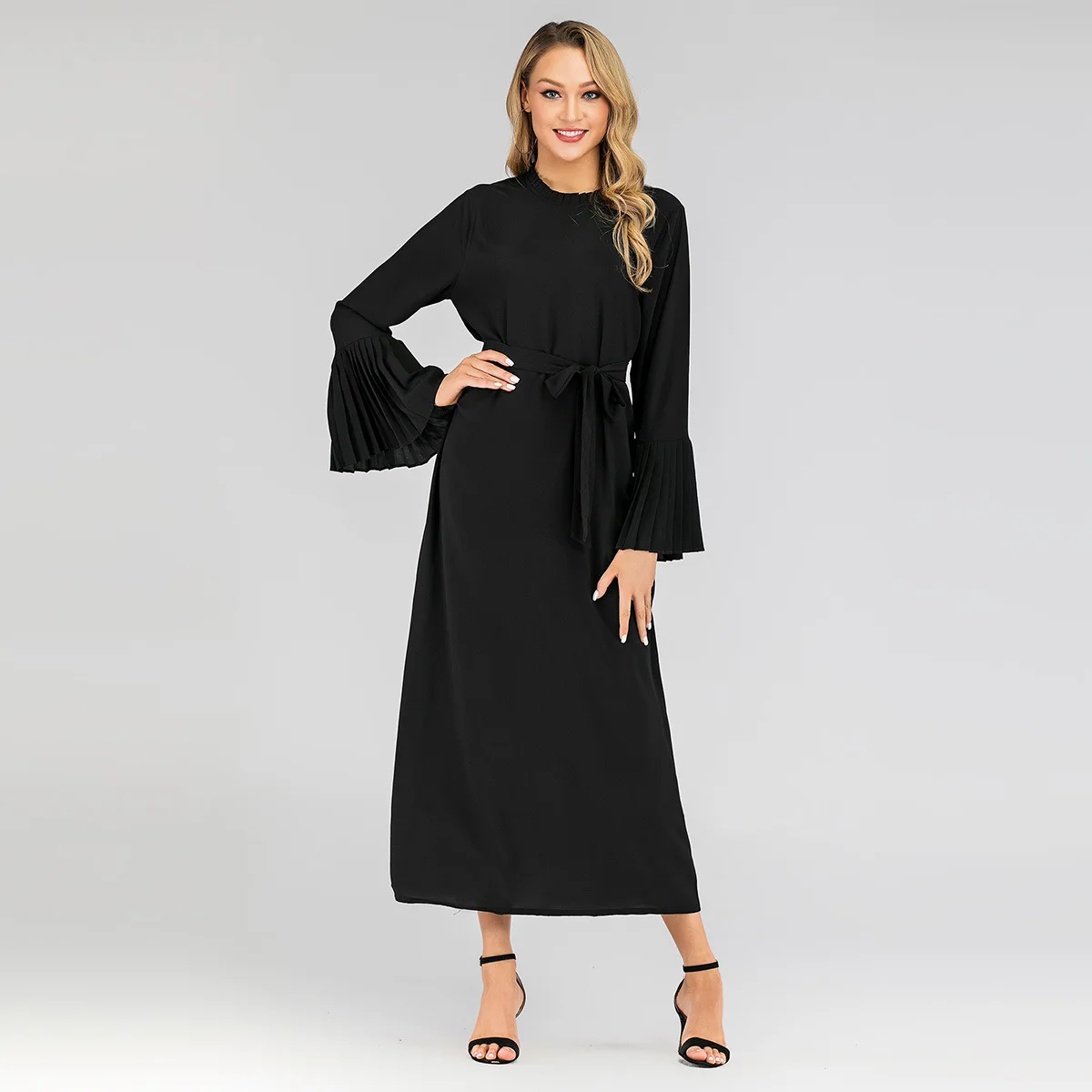 Женское платье с длинным рукавом круглым вырезом и складками в мусульманском