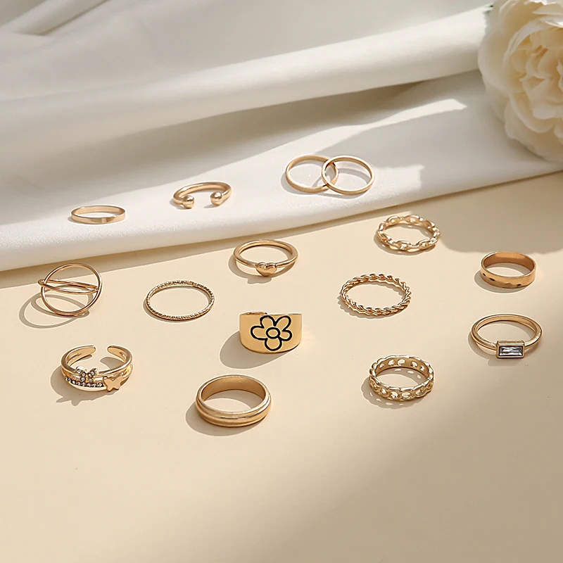 Женское кольцо в стиле барокко массивное средней длины с цветком бабочки 2022 |