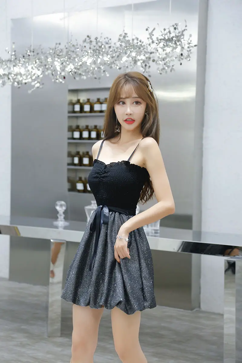 Женское платье на бретельках с глубоким v-образным вырезом тонкое Клубное