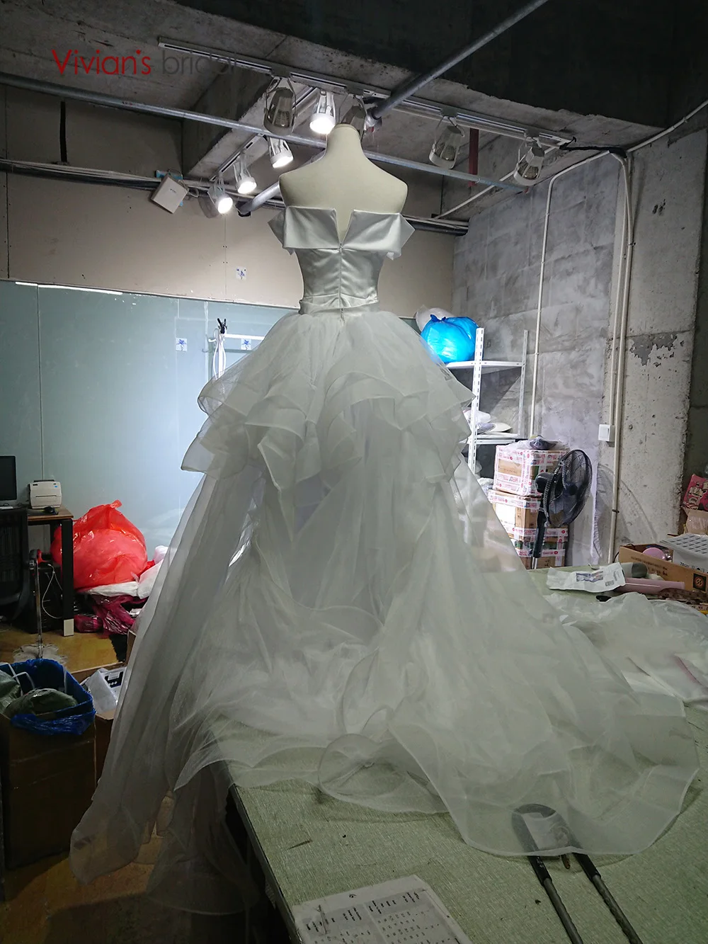 Платье для свадьбы Vivian's Bridal сатиновое без бретелек со съемным шлейфом