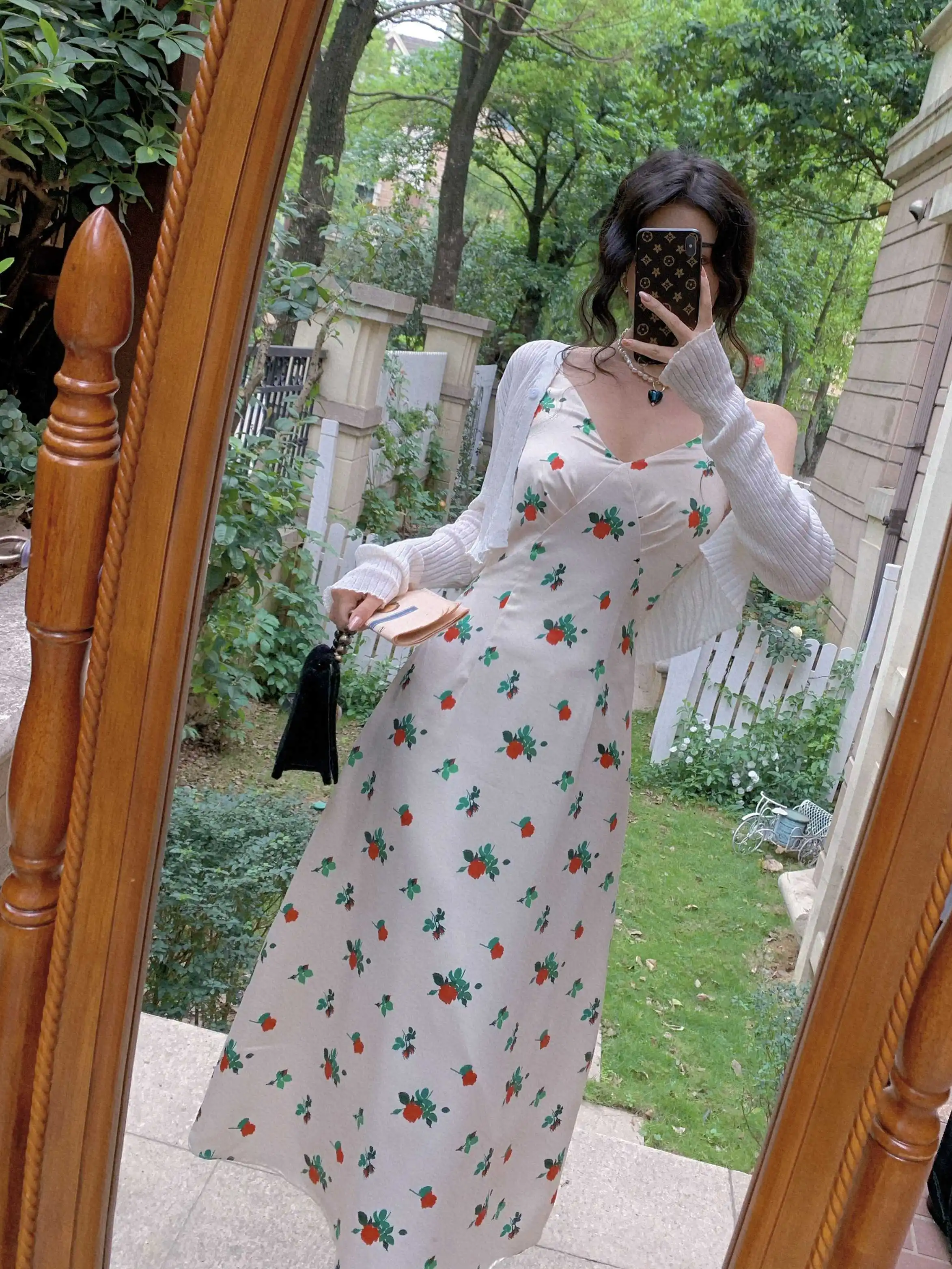 

COIGARSAM French Style Print Women dress Vintage Chiffon Spaghetti Strap Backless V-Neck Dresses Black Apricot 3305