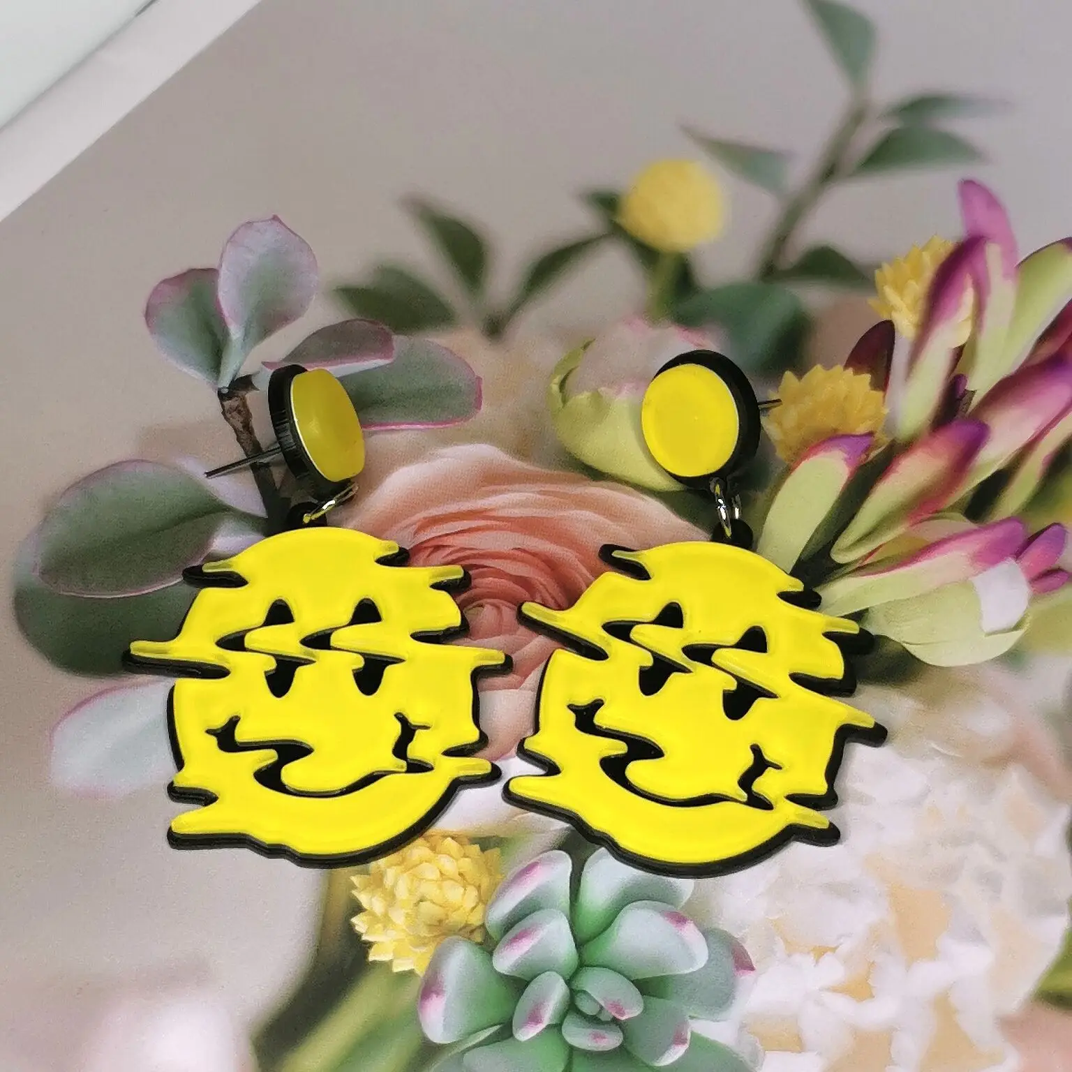 

Exaggerated Weird Deformed Yellow Smiley Earrings for Women Creative Acrylic Irregular Stud Earrings Funny Fashion Women Jewelry