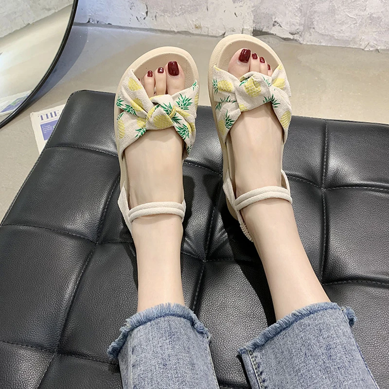 

2021 Summer Clear Heels Outside Sandals Female Shoe All-Match Med Girls Fashion Beach Clogs New Medium Scandals Rome Basic Rubbe