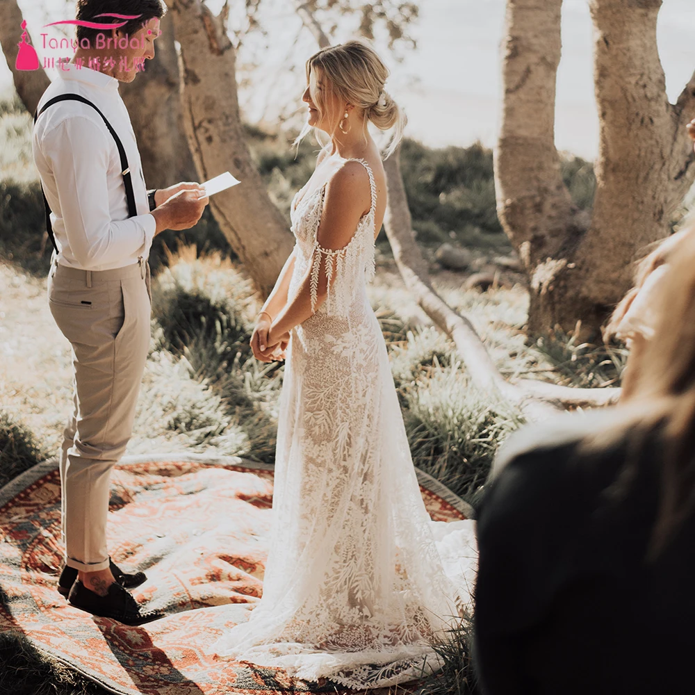 Свадебное платье с уникальной отделкой листьями садовое минималистичное