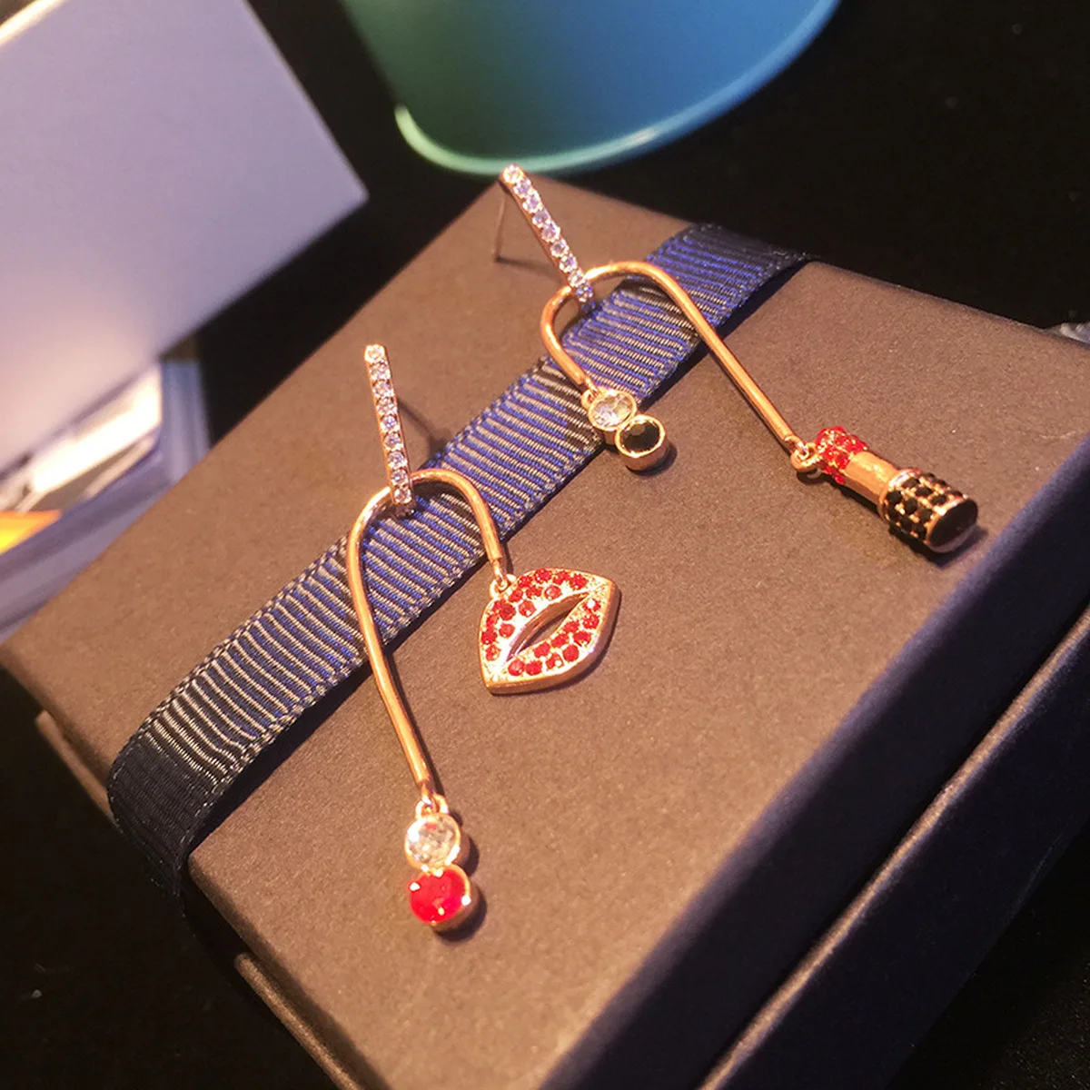 

ERIN Quality SWA new crystal, lipstick, red lip Fashion Earrings