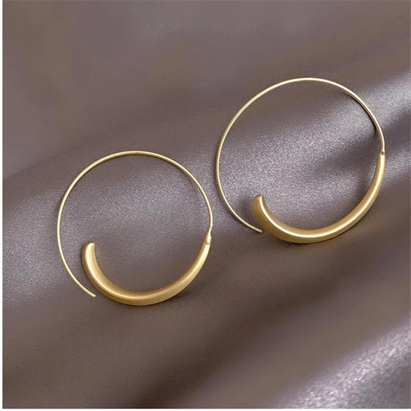 

The new classic smooth metal copper alloy hoop earrings ladies fashion Korean jewelry temperament girl daily wear earrings