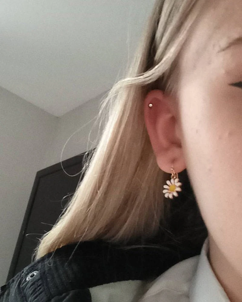 

Gold Daisy Earrings, Hypoallergenic Earrings, Minimalistic Earrings, Cute Retro Earrings, Nature Lovers Earrings, Gift for her