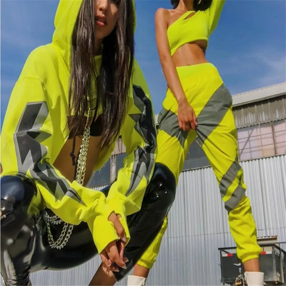 Женский хлопковый укороченный свитер со светоотражающим принтом и капюшоном