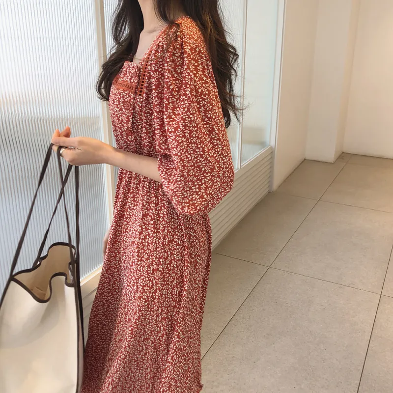 Женское винтажное платье с цветочным принтом красное квадратным вырезом и